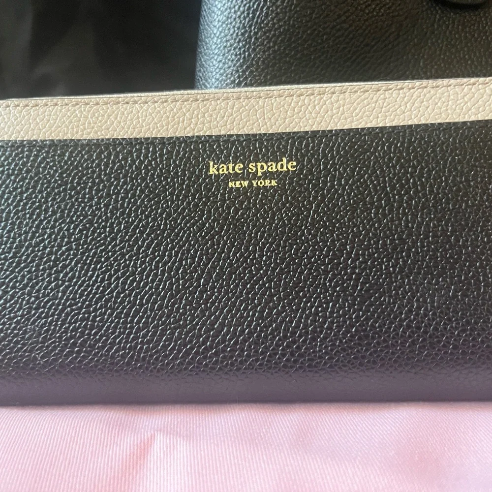 Kate Spade bag and matching wallet. Great condition! Comes with original bag. - Picture 2 of 7